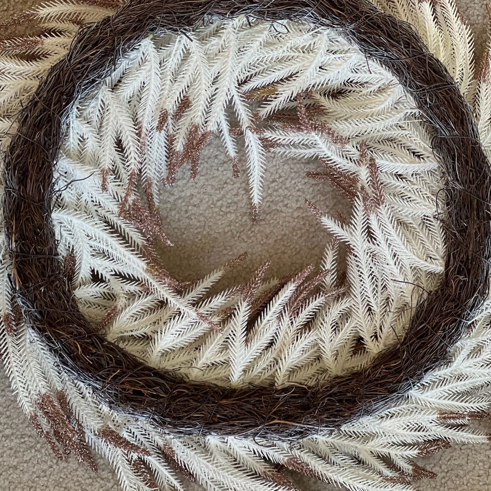 White Faux Pampas Grass Wreath (NWOT) - Picture 8 of 9